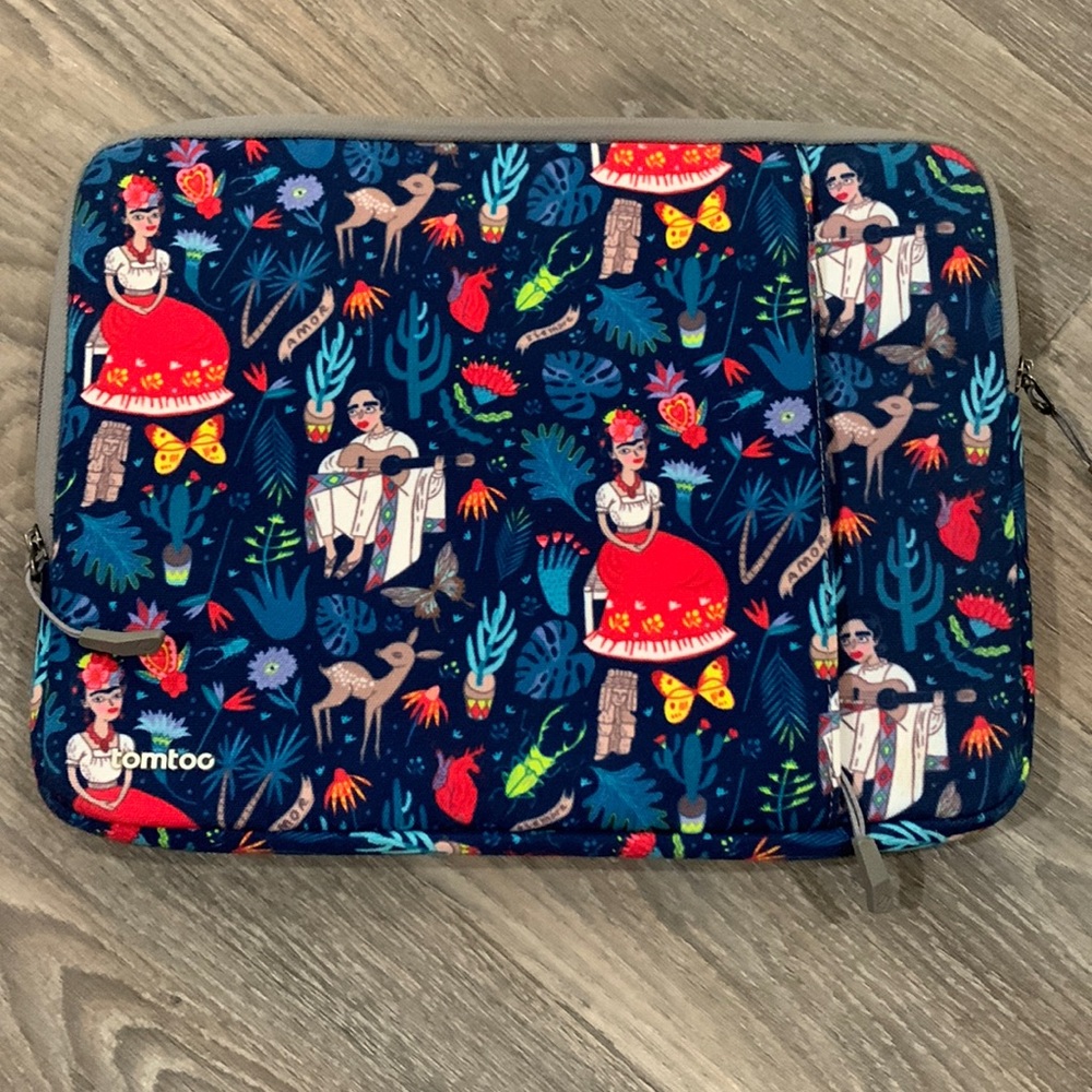 TomToc iPad case 13x10.5in.Excellent condition. Smoke and animal free home. Nwot